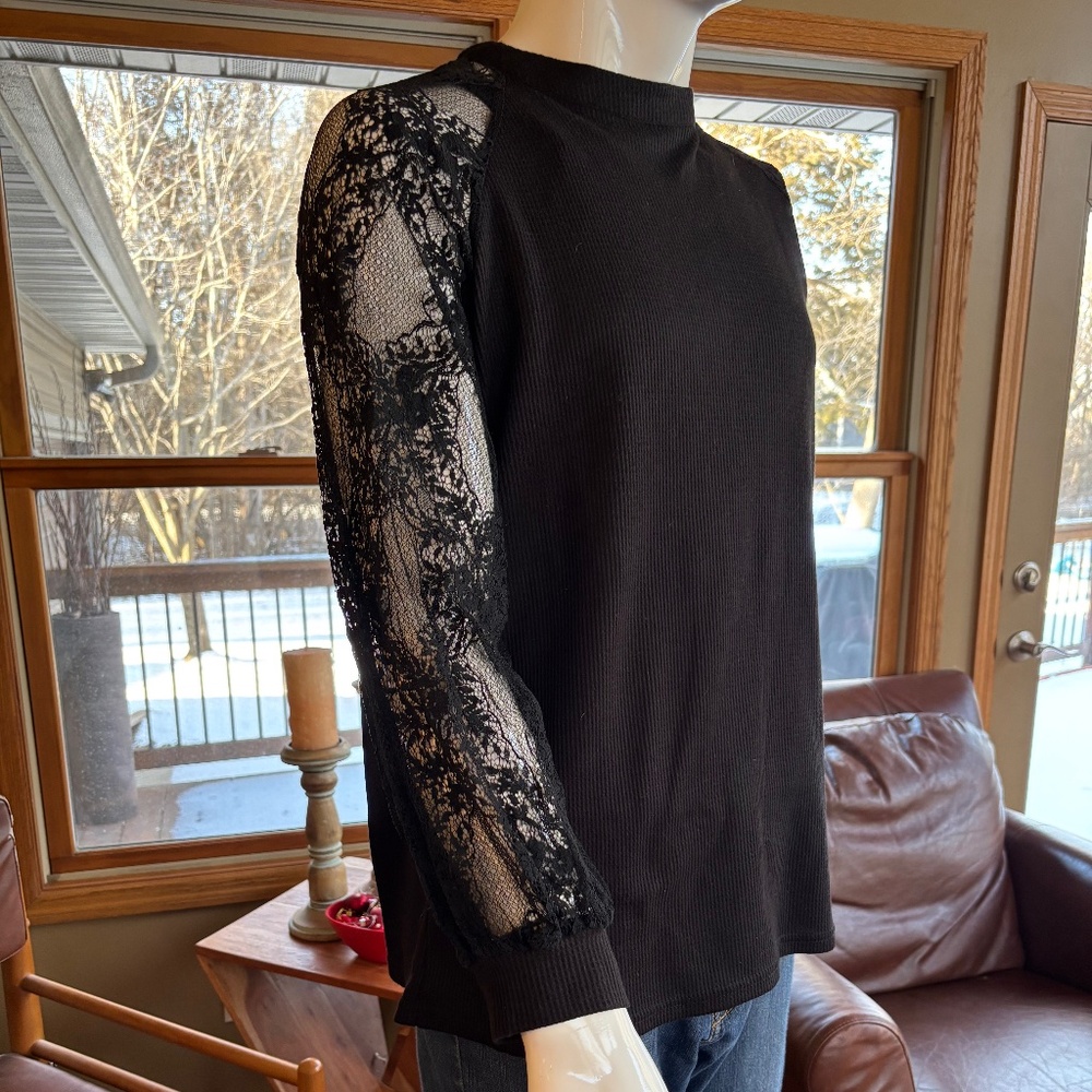 Light Weight Sweater w/Lace Sleeves. Size XXL